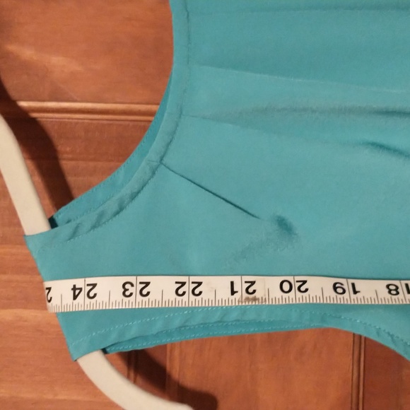 Merona woman's size SP sleeveless sheer top w front ruching, back fabric button - Picture 3 of 9